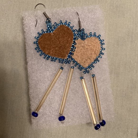 beaded moosehide heart shaped earrings from Yellowknife, NWT - Picture 2 of 3